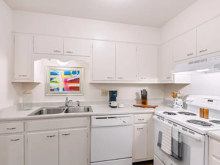 Waterford Square Apartment Homes — Photo 5