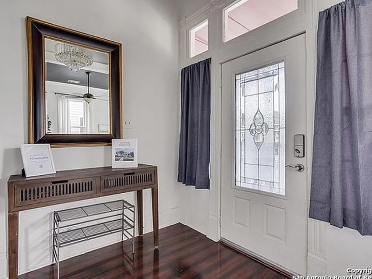 319 E Courtland Pl — Photo 3