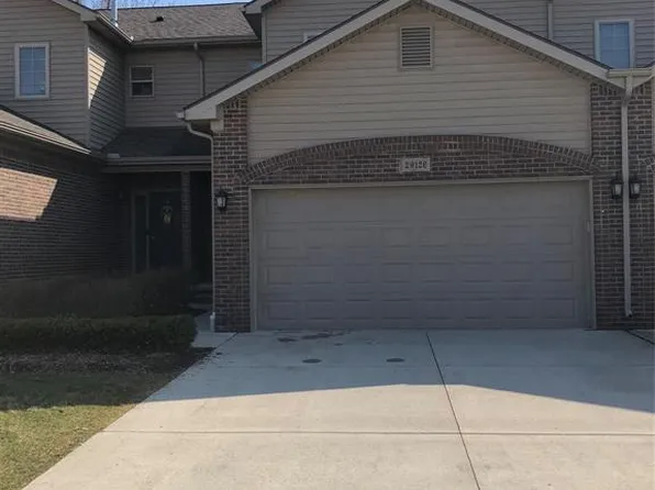 29126 Timber Woods Dr, Chesterfield, MI 48047