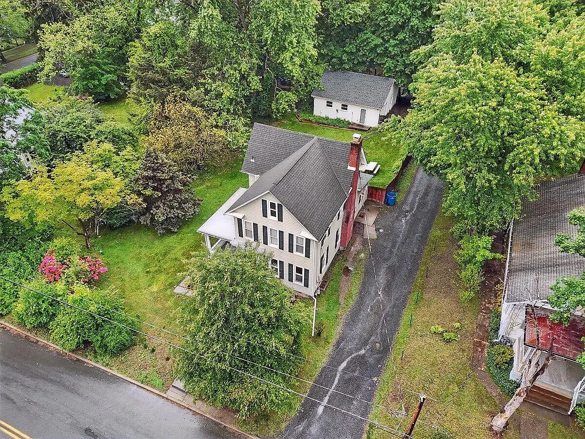 112 E Brown St — Photo 1