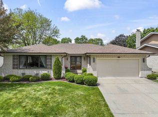 404 S Helena Ave, Mount Prospect, IL 60056