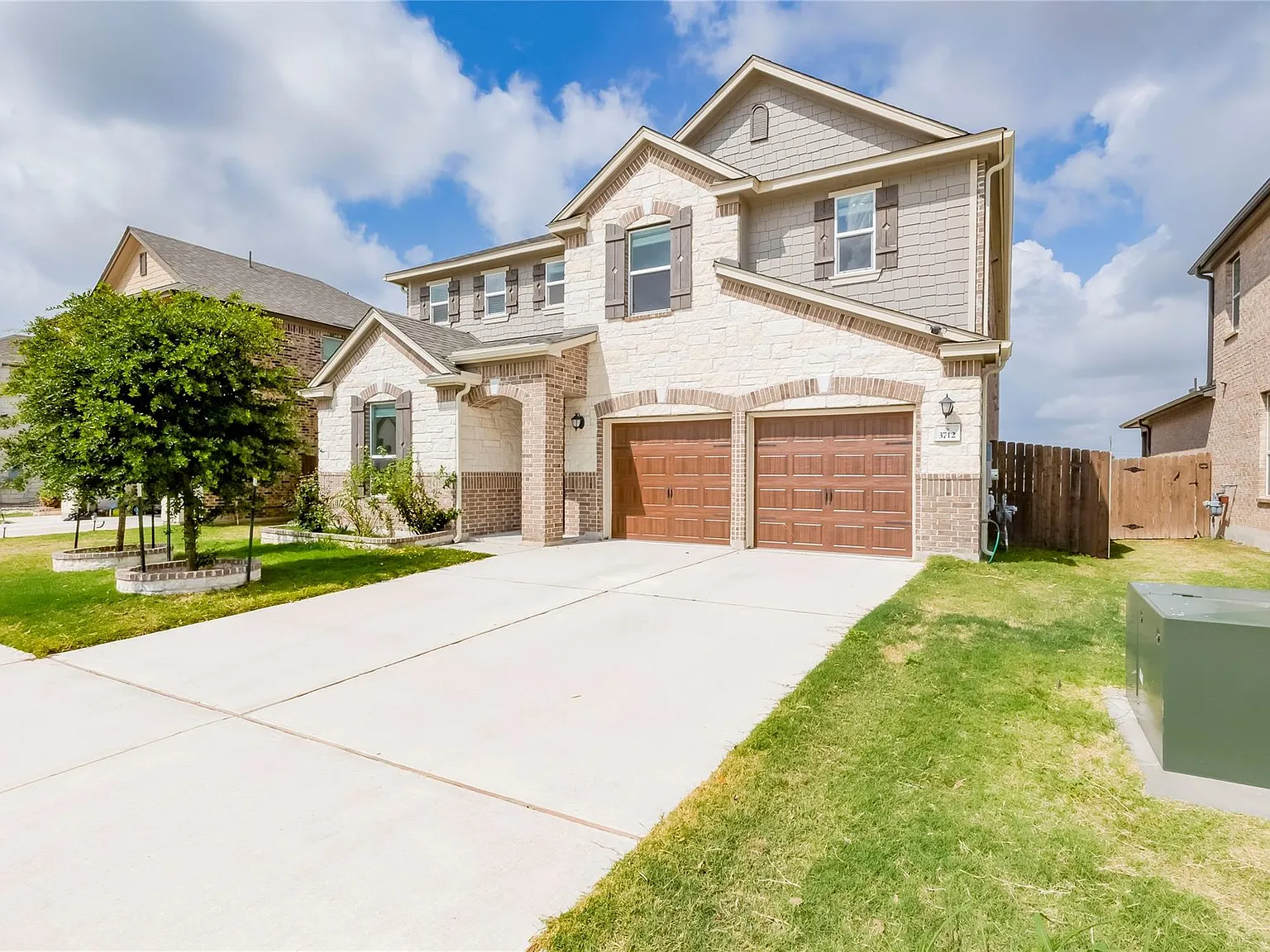 5 bed, 3.0 bath, 3722 sqft, $2,995 — Photo 2