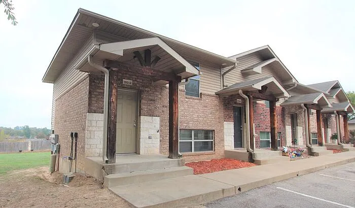 2 bed, 1.5 bath, 820 sqft, $995 — Photo 2