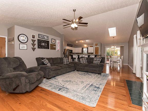 4th image of 9098 Longstone Dr
