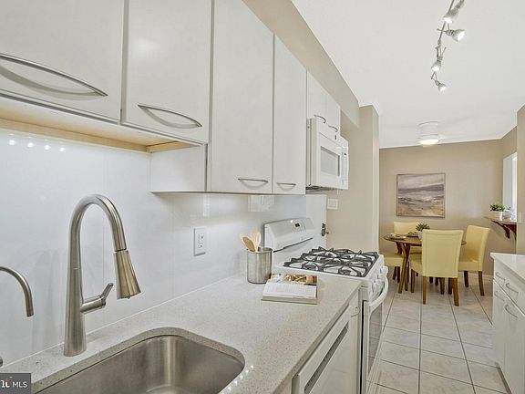 3rd image of 501 Slaters Ln APT 1010