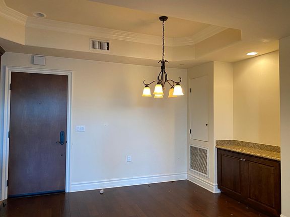 4th image of 10850 Bloomfield St #Penthouse