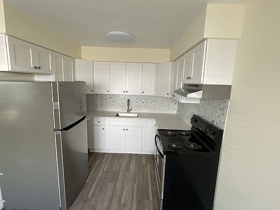 3rd image of 256 Belleville Ave #B6