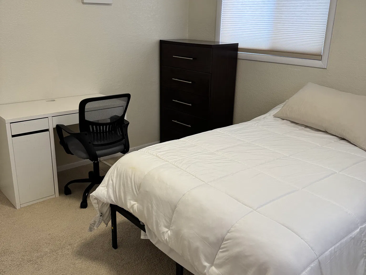 4 bed, 2394 sqft, $1,050 — Photo 3