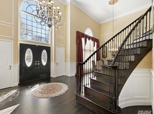 10 Chester Ct, Huntington, NY 11743