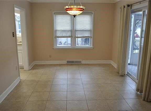 4th image of 615 N Noyes Blvd