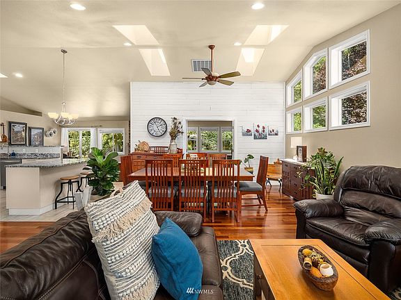 Thoughtful artistic design & tasteful touches everywhere you look! >