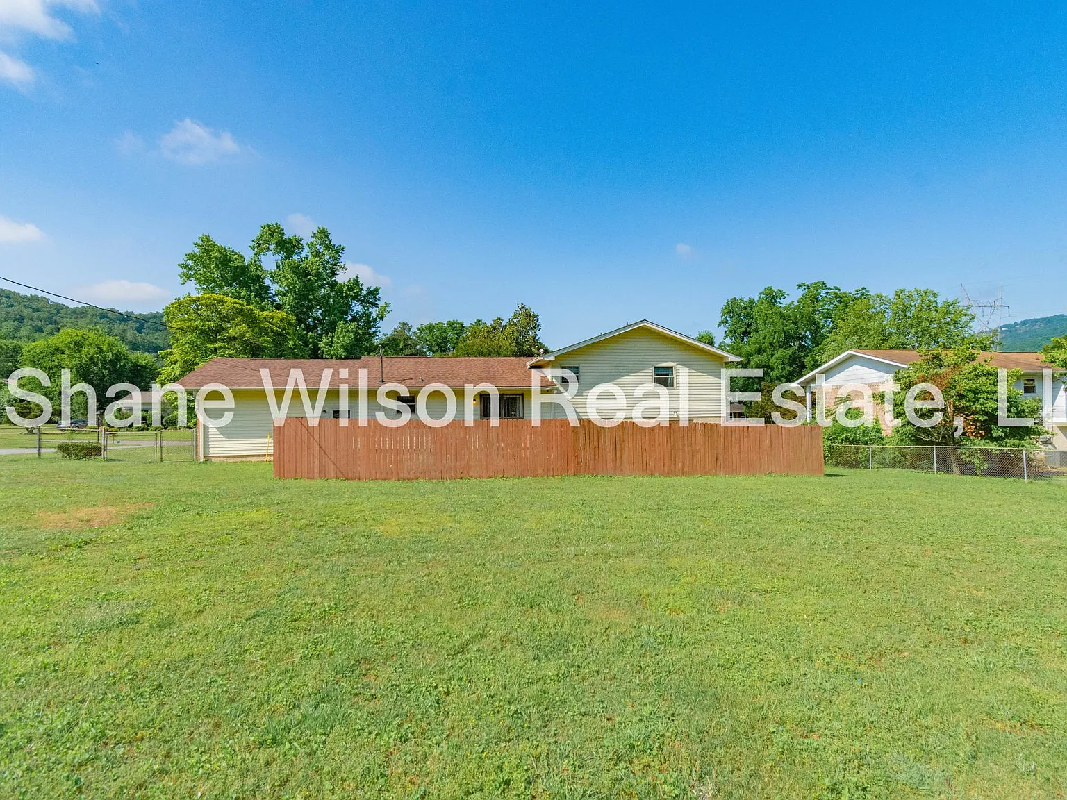 4 bed, 2.5 bath, 1900 sqft, $2,149 — Photo 4