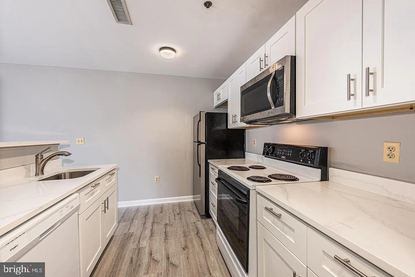 2 bed, 1.0 bath, 908 sqft, $2,100 — Photo 3
