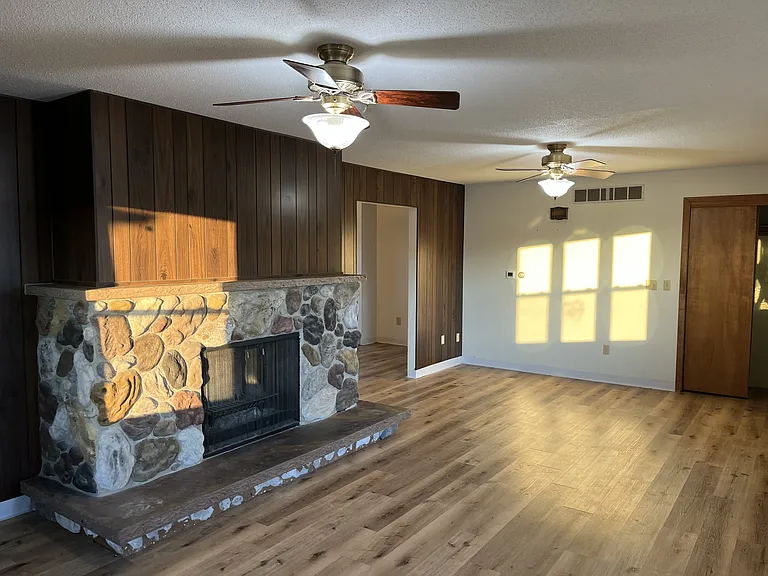 120 Railroad St — Photo 3