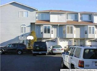 42 Susanna Ln, Staten Island, NY 10312