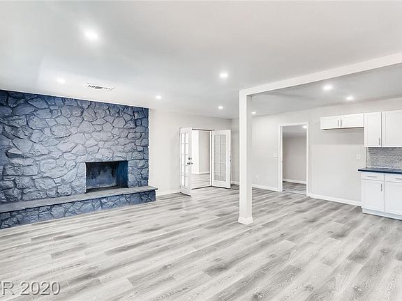 4th image of 907 Essex East Dr