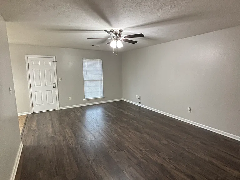 409 Calvin Ct — Photo 3