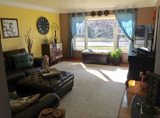 5905 Chestnut Hills Dr, Parma, OH 44129