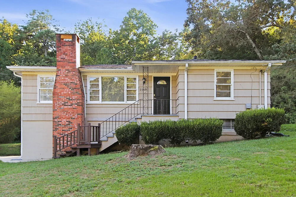 3 bed, 1.0 bath, 1976 sqft, $1,305 — Photo 1