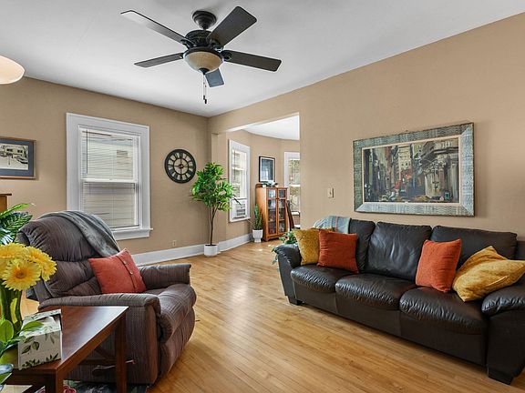 4th image of 182 Dixon St
