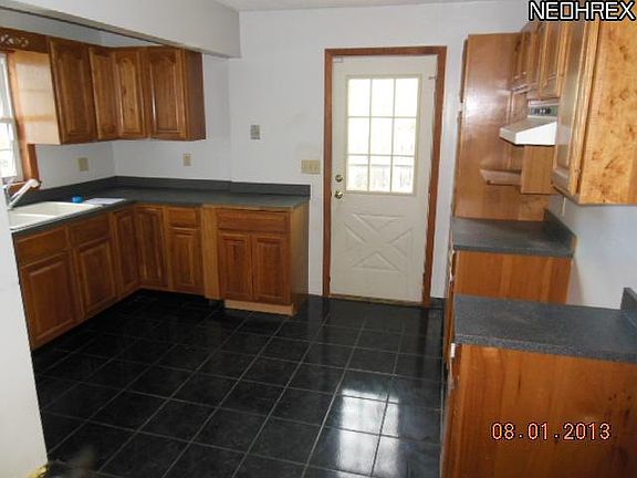 3rd image of 809 East Dr