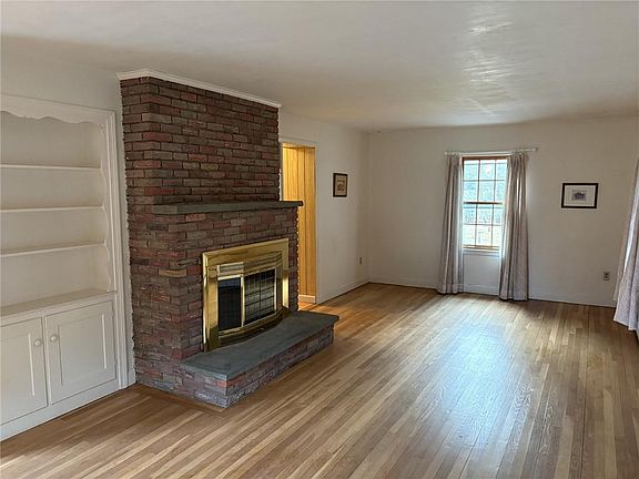 3rd image of 10 Jesse Davis Ln