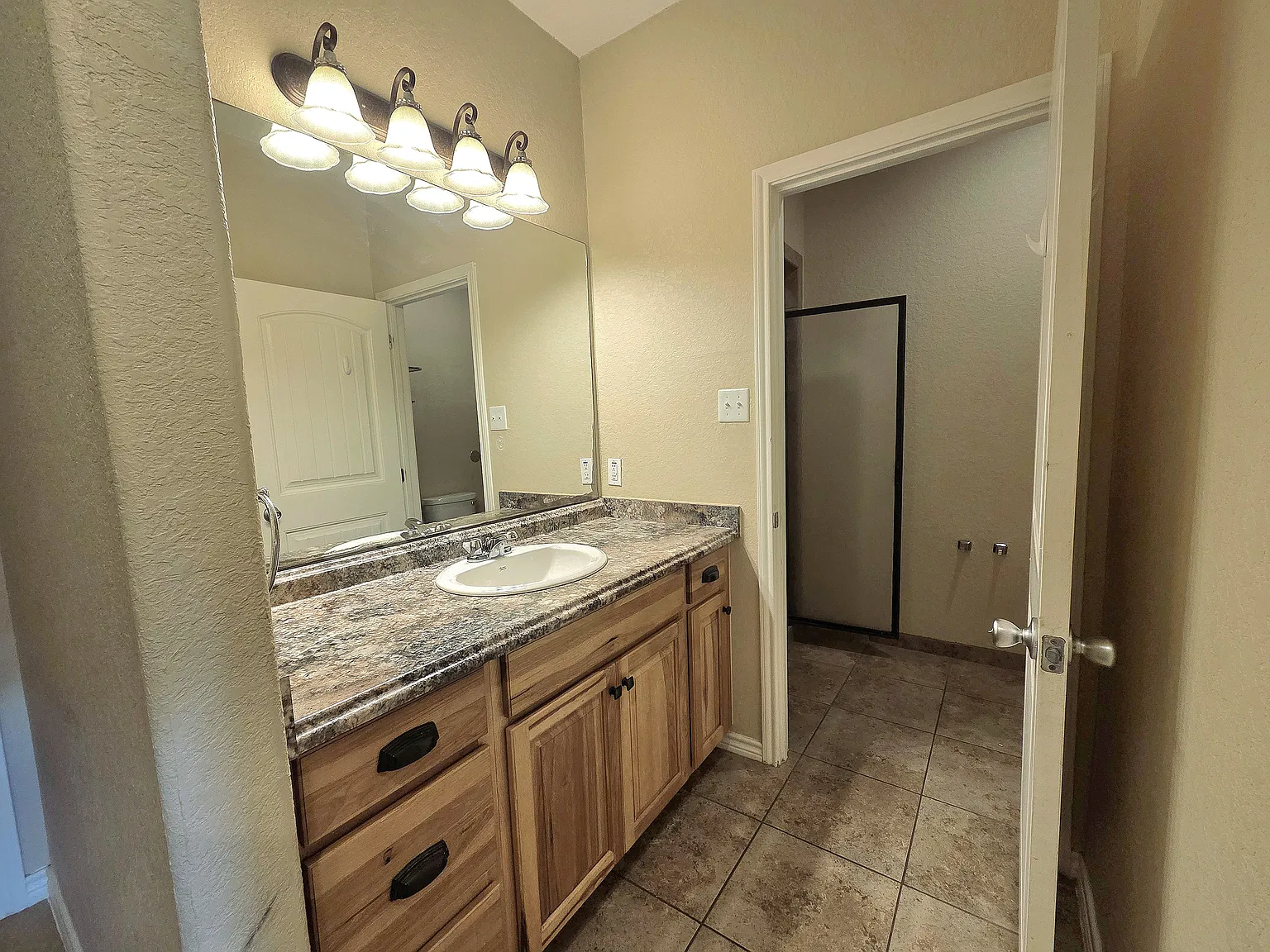 2 bed, 1100 sqft, $1,600 — Photo 4