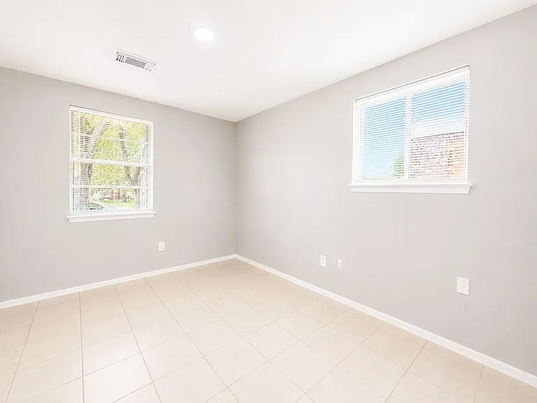 723 Onaleigh Dr — Photo 5