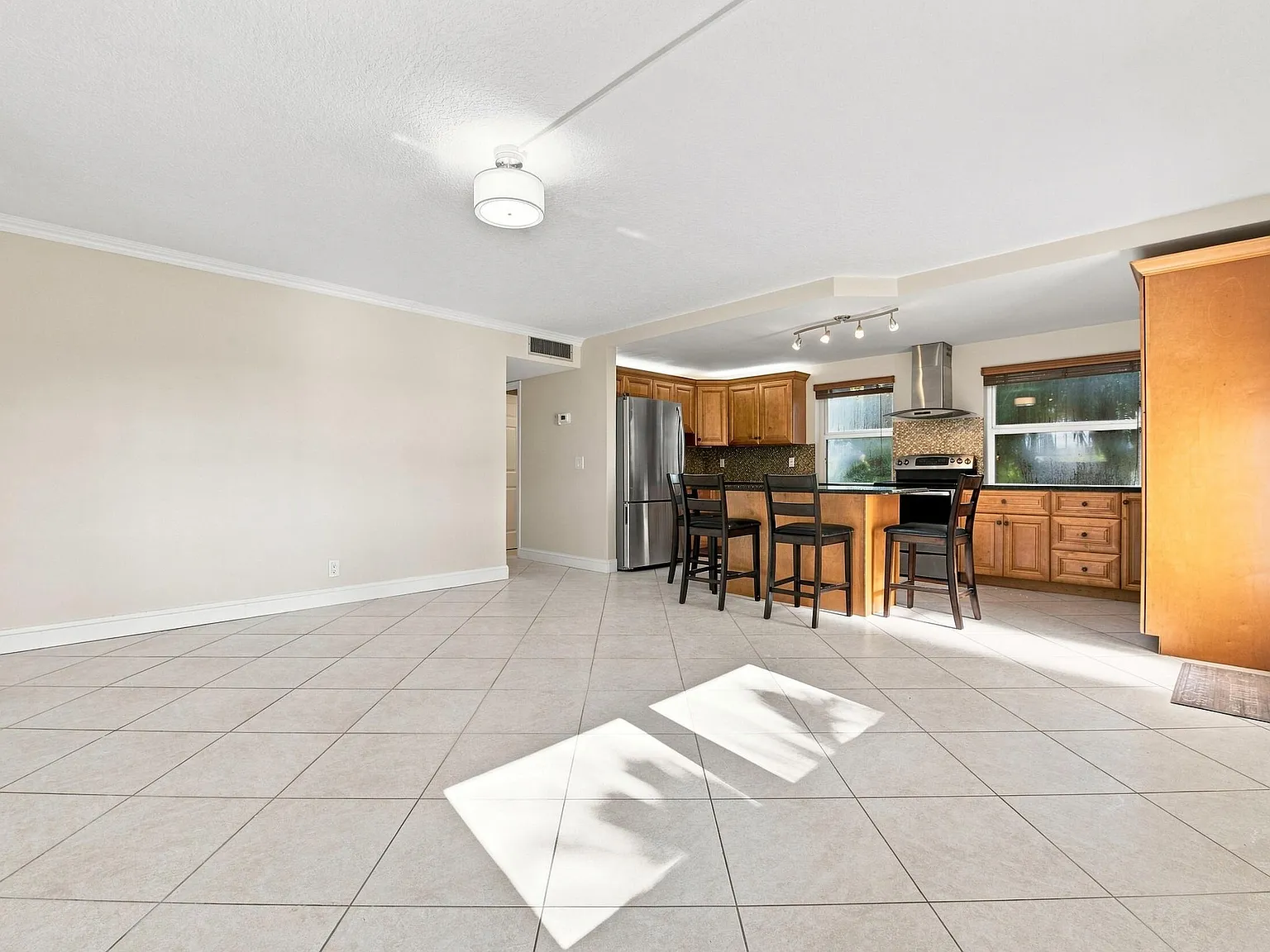 2 bed, 2.0 bath, 872 sqft, $2,000 — Photo 2