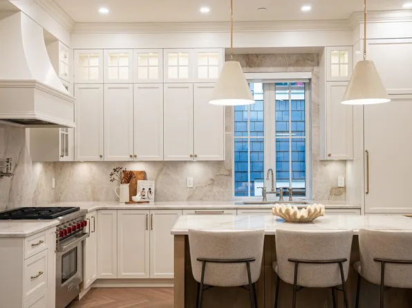 127 W 17th Ave #1, Vancouver, BC V5Y 1Z7