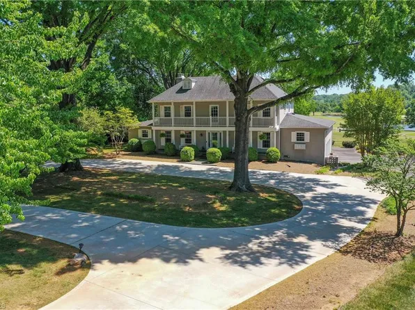 216 Juniper Cir, Bermuda Run, NC 27006