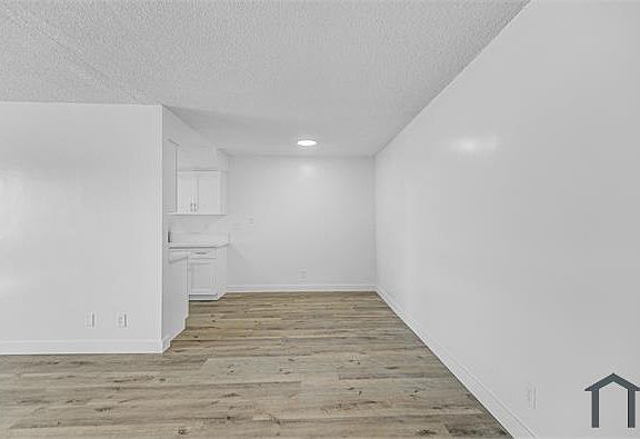 4th image of 934 Larch St #3
