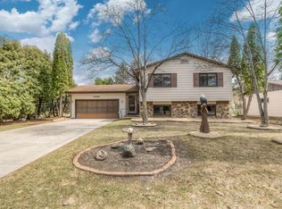 3096 Mount Ridge Rd, Roseville, MN 55113