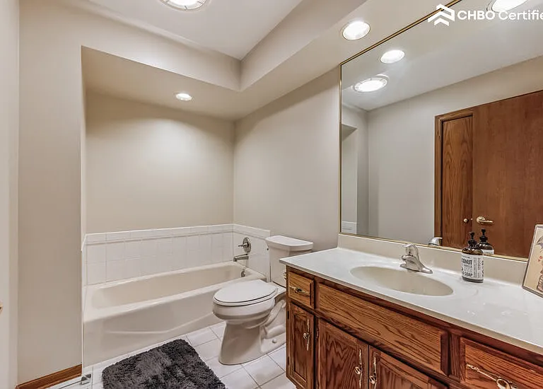 Bathroom 3 - Large closet & soaking tub