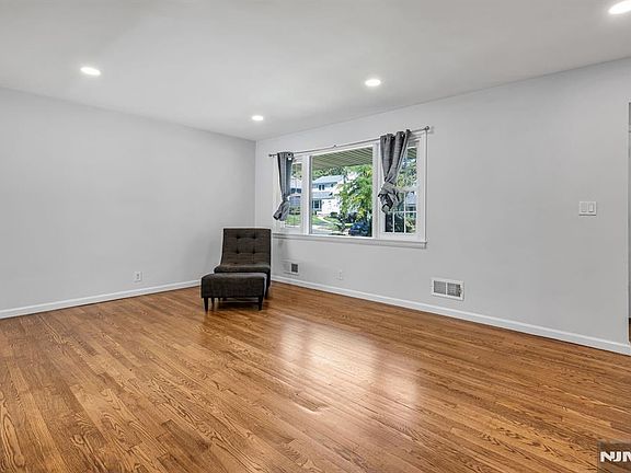 4th image of 858 Barbara Drive