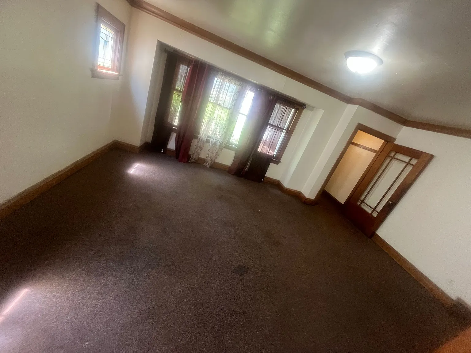 Spacious 2Bedroom Upper Duplex — Photo 2