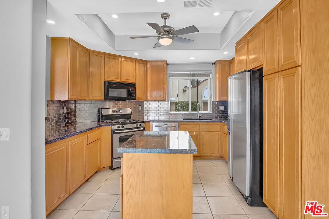 4 bed, 2.5 bath, 1690 sqft, $4,350 — Photo 3