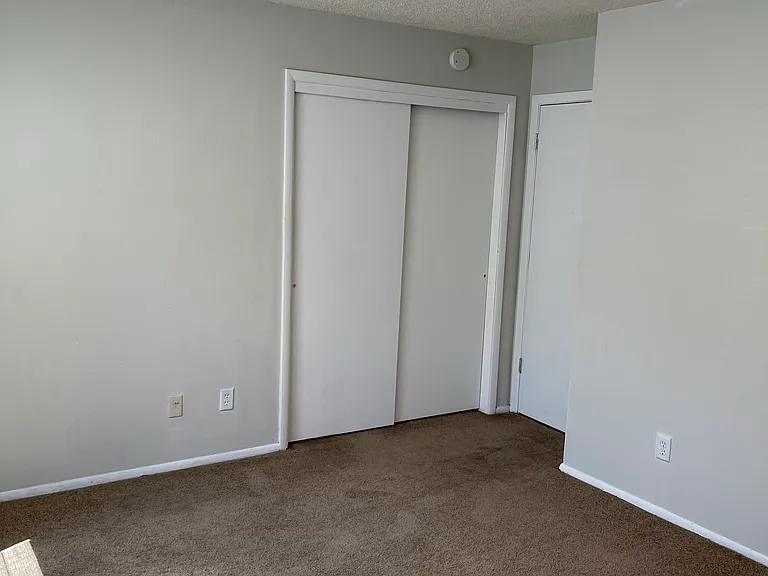 515 E Burlington St #11 — Photo 9