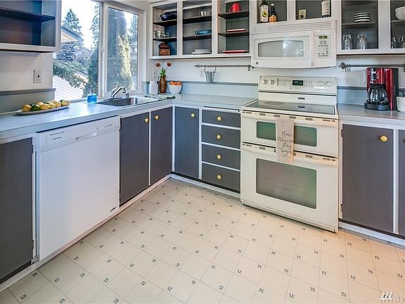 Double oven, garbage disposal, dishwasher, and fridge with i