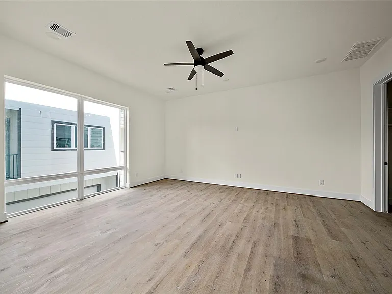 2722 Nagle St — Photo 24