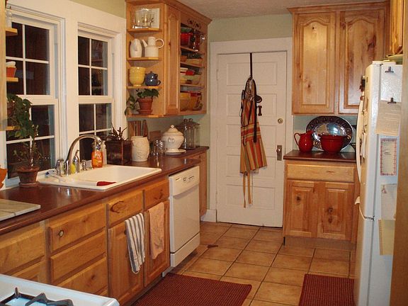 Large kitchen with lots of cabinet and counter space
