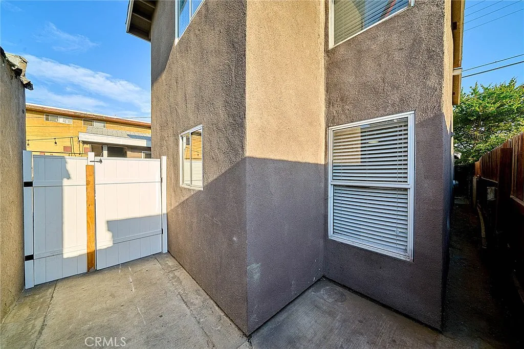 3 bed, 900 sqft, $2,680 — Photo 4
