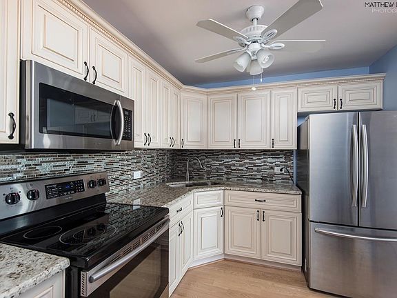 5th image of 3930 N Pine Grove Ave APT 2109