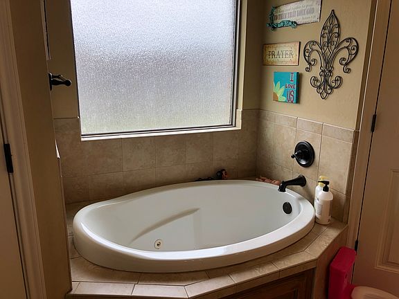 Master jetted tub 2 closets