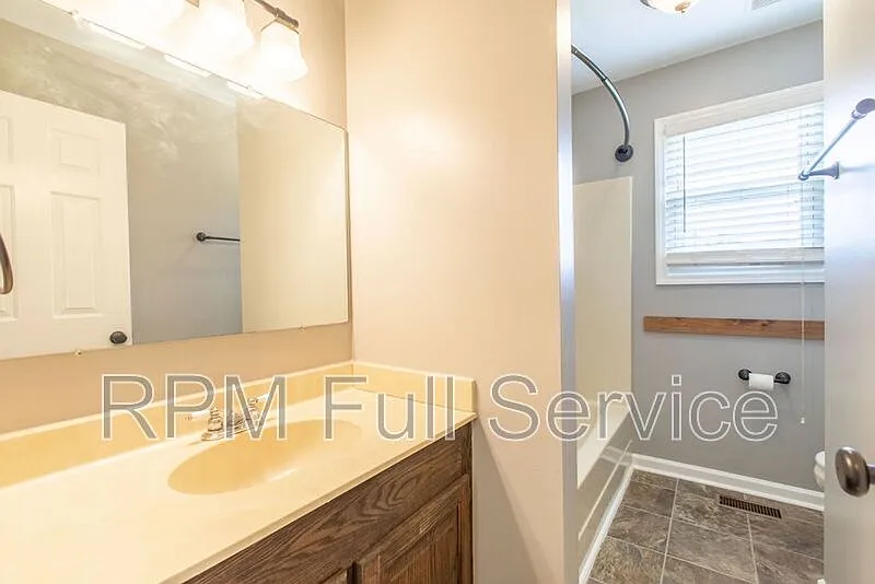 4 bed, 2.0 bath, 1541 sqft, $2,200 — Photo 4