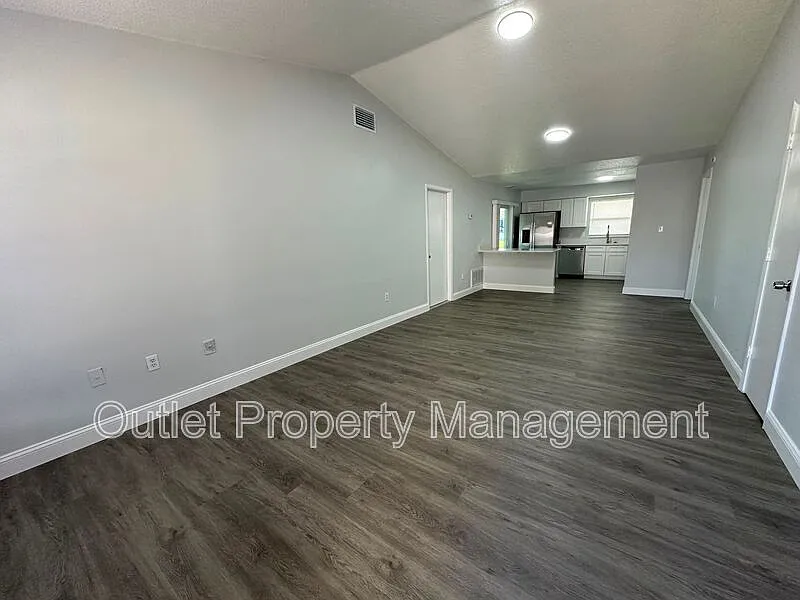 3 bed, 2.0 bath, 1300 sqft, $1,745 — Photo 2