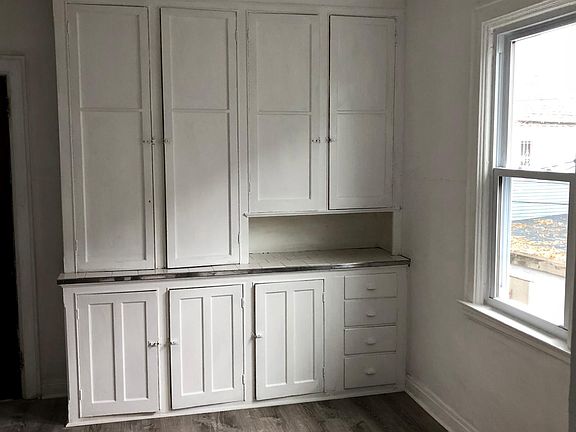 3rd image of 358 Hoyt St Uppr #