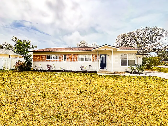 7236 Darien Way — Photo 1