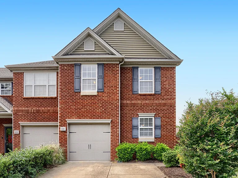 1235 Bainbridge Dr — Photo 1