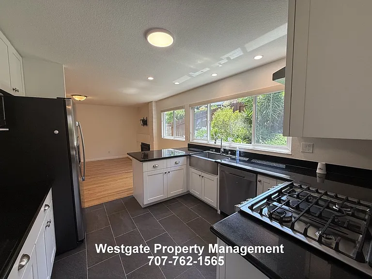 400 Smith Ct — Photo 21